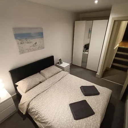 Lovely 2 Bedroom Serviced Apartment In London